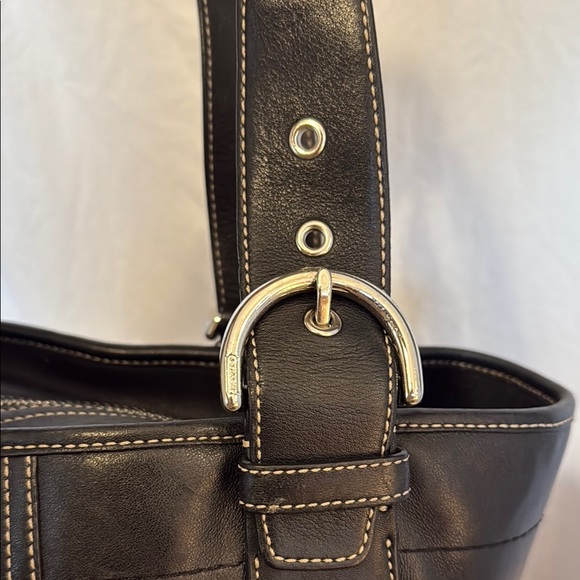 Elegant Black Leather Tote Bag - Picture 5 of 8